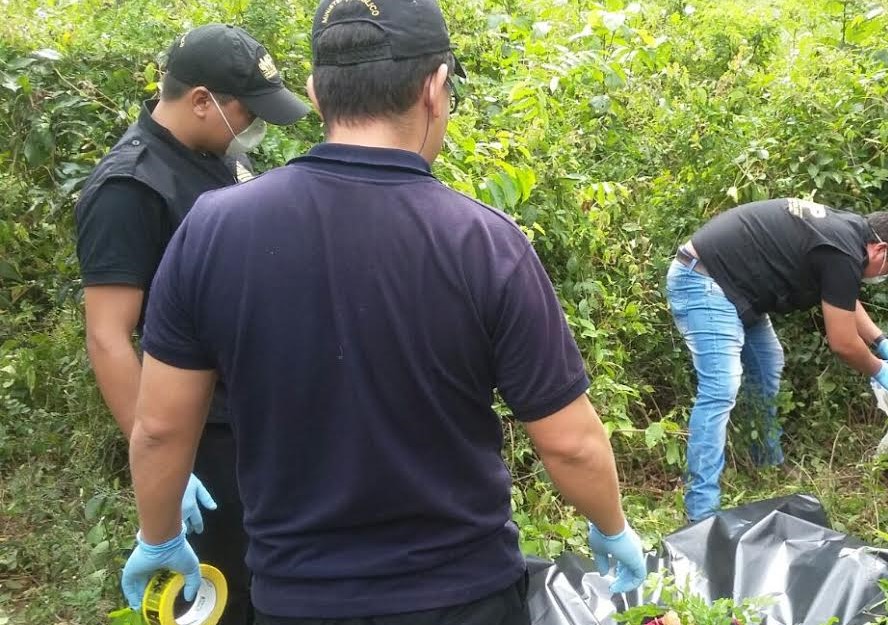 Investigadores inspeccionan el lugar donde fueron localizados los restos de una niña en Santa Elena, Flores. (Foto Prensa Libre: Rigoberto Escobar).
