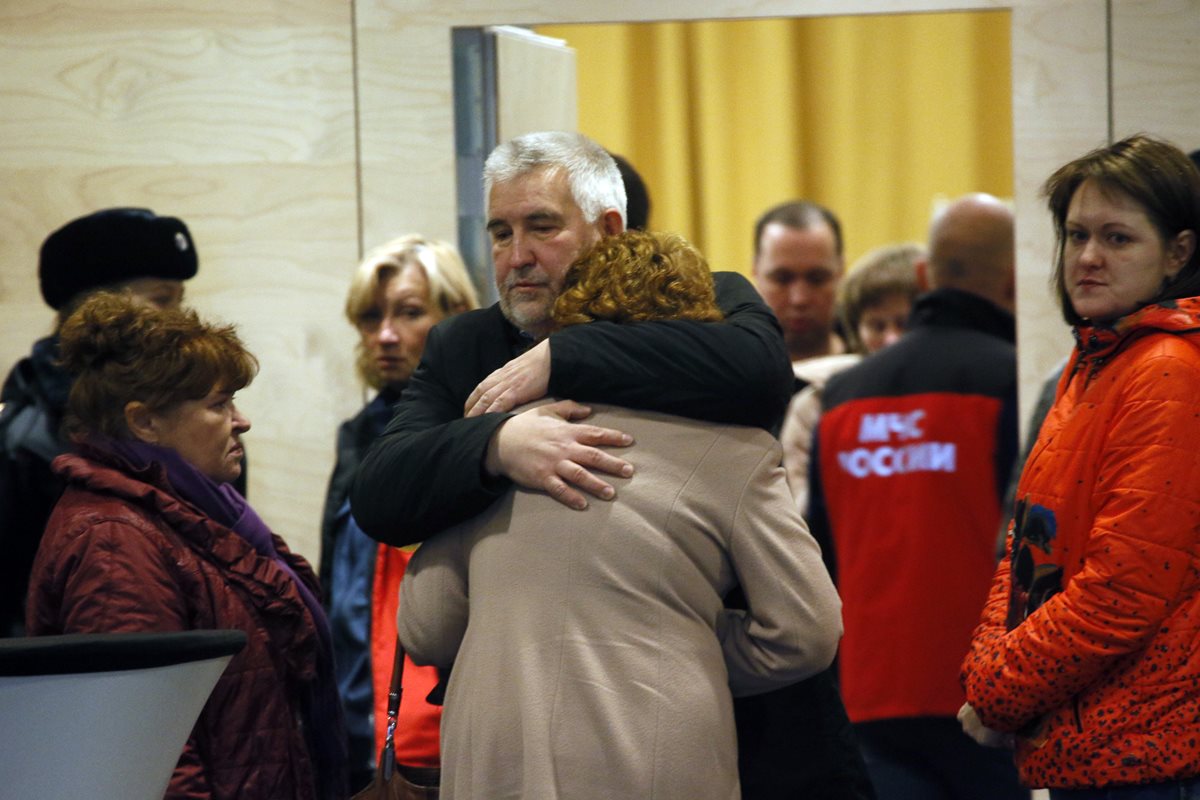 Parientes de las víctimas lamentan la noticia. En el aeropuerto de San Petersburgo muchos esperaban a sus seres queridos. (Foto Prensa Libre: AP).
