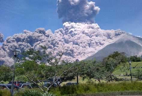 La gigantesca nube de ceniza expulsada por el Volcán de Fuego se extendió a siete departamentos del suroccidente del país.