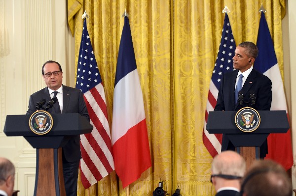 El presidente de EE.UU., Barack Obama (dcha), y su homólogo francés, Francois Hollande hablan en La Casa BLanca, en Wasgington DC. (Foto Prensa Libre:EFE). (Foto Prensa Libre: AP)
