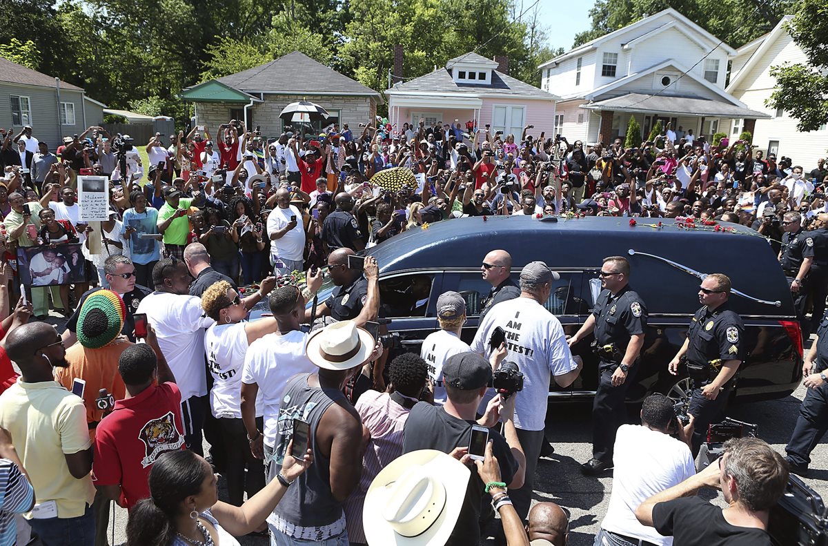 "el funeral contó con una veintena de limusinas que transportaban a los hijos y los nietos de Mohamed Ali. (Foto Prensa Libre: EFE).