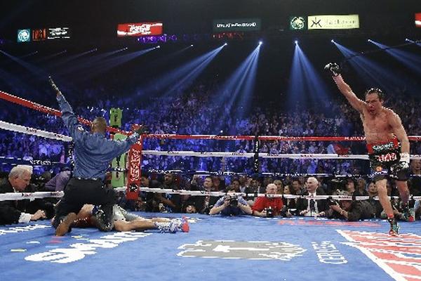 Márquez celebra mientras Pacquiao está tirado sobre la lona, noqueado por el mexicano. (Foto Prensa Libre: AP)