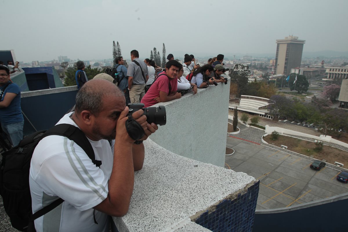 Fotógrafos subieron a la terraza del Teatro Nacional para fotografía el Centro Cívico. (Foto Prensa Libre: Ángel Elías)