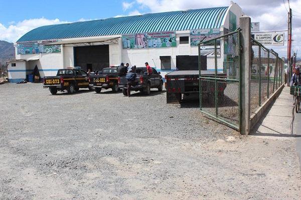 Autoridades permanecen en el centro agrícola El Campesino en Patzicía, donde desconocidos robaron fertilizante y equipo. (Foto Prensa Libre: José Rosales) <br _mce_bogus="1"/>
