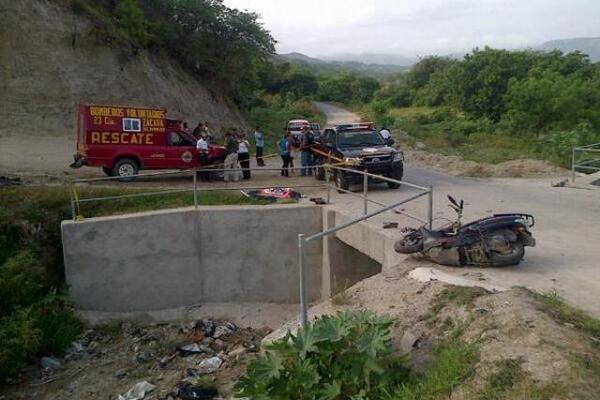 El cadáver de Floridalma Arias Contreras quedó tendido a pocos metros de la motocicleta. (Foto Prensa Libre: Érick de la Cruz).