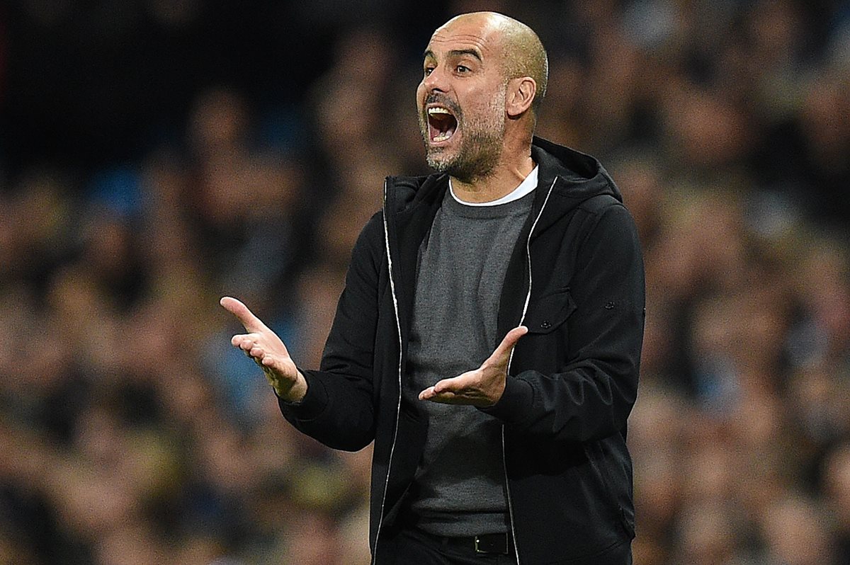 Pep Guardiola, técnico del City, exige a sus jugadores contra el Nápoli.