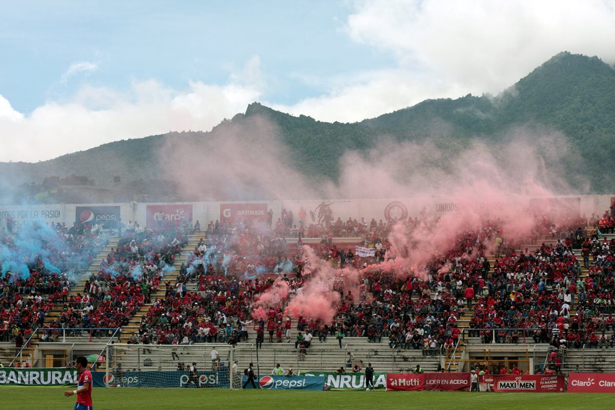 El rojo y azul encendió la alegría en el Mario Camposeco, donde Xelajú MC se impuso 2-0 a Suchitepéquez. (Foto Prensa Libre: Carlos Ventura)