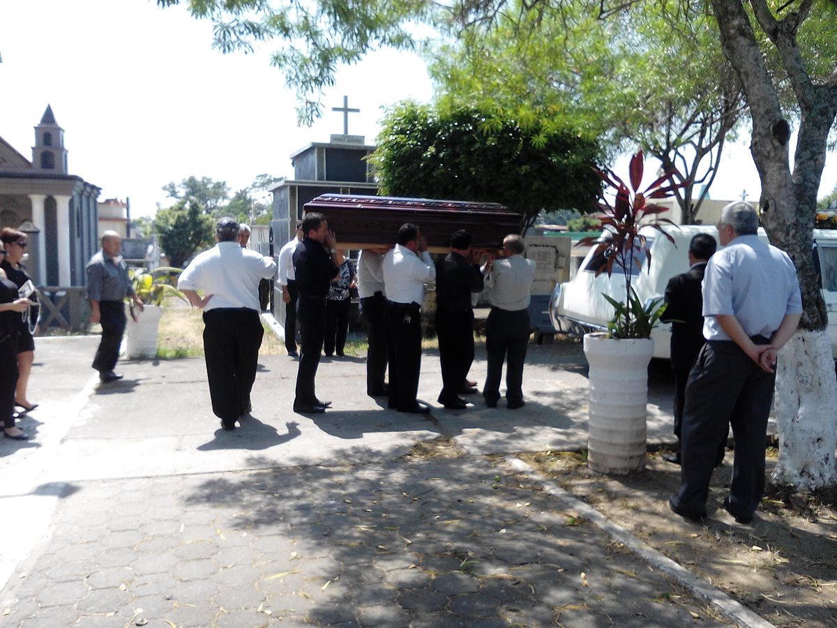 Familiares y amigos acompañan el feretro de Édgar Augusto, hermano de José Efraín Ríos Montt. (Foto Prensa Libre)