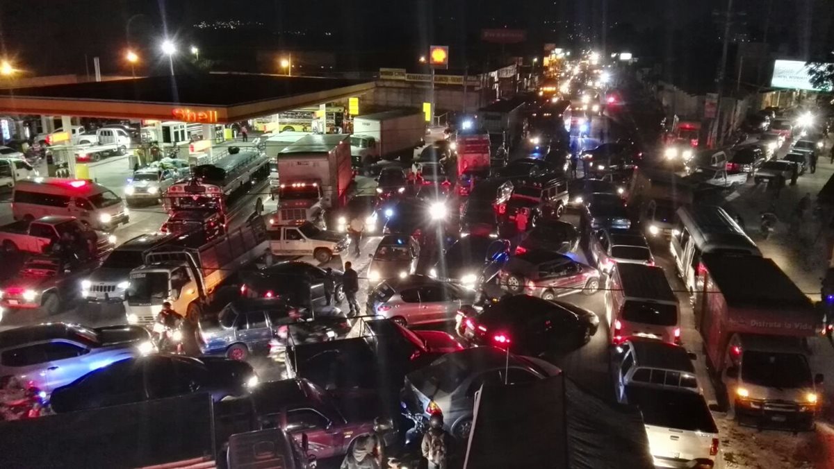 El tráfico vehicular quedó paralizado en el km 49 de la ruta Interamericana, El Tejar, Chimaltenango. (Foto Prensa Libre: Fernando Magzul)
