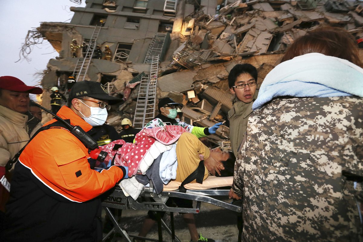 Rescatistas trabajan contra el tiempo para buscar víctimas entre los escombros. (Foto Prensa Libre: AP).
