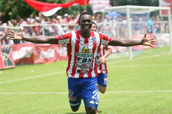 Charles Córdoba anotó el gol que le dio el triunfo a Heredia, en el último minuto de juego. (Foto Prensa Libre: Hemeroteca PL)