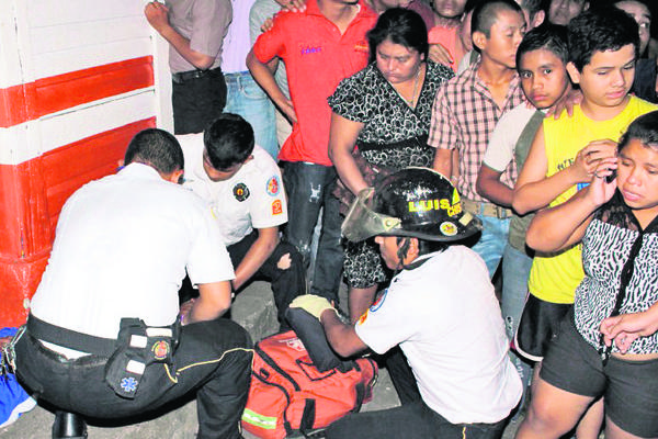 Los Bomberos Voluntarios  dan asistencia a uno de los jóvenes atacados en Retalhuleu. (Foto Prensa Libre: Rolando Miranda)