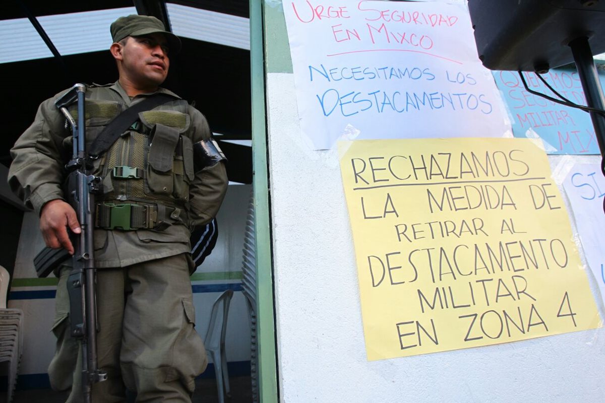 Destacamento militar de Montserrat 2, Mixco, podría ser retirado hoy. Se prevén manifestaciones. (Foto Prensa Libre: Érick Ávila)
