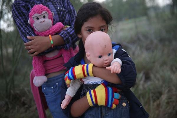 Una niña salvadoreña, de 8 años, cruzó el río Bravo desde México hacia Estados Unidos. (Foto Prensa Libre: AFP)<br _mce_bogus="1"/>