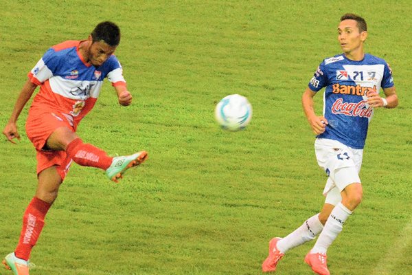 Jonathan García de Halcones despeja ante la insistente marca de Luis Mora. (Foto Prensa Libre: Omar Méndez)