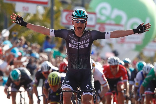 El austríaco Lukas Postlberger celebra en la primera etapa del Giro de Italia. (Foto Prensa Libre: AFP).