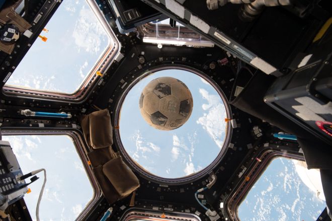 La imagen del balón de fútbol que quedó intacto durante la tragedia del Challenger en 1986. NASA