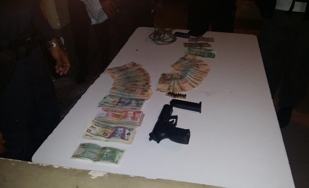 Armas, municiones y dinero en efectivo fueron decomisados a los tres aprehendidos en Jalapa, acusados de haber asaltad un camión en Jalapa. (Foto Prensa Libre: Hugo Oliva).