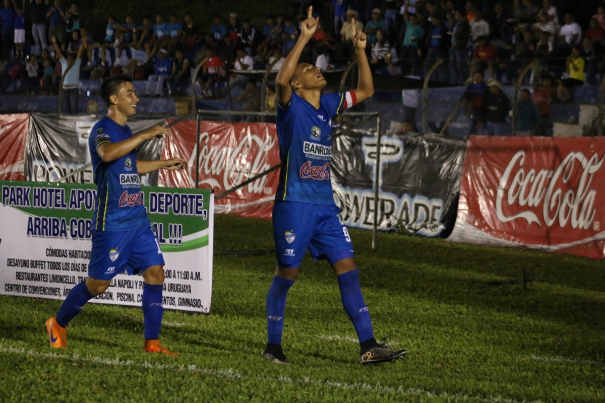 Gerson Tinoco -derecha- celebra el gol conseguido ante Malacateco (Foto Prensa Libre: Eduardo Sam)