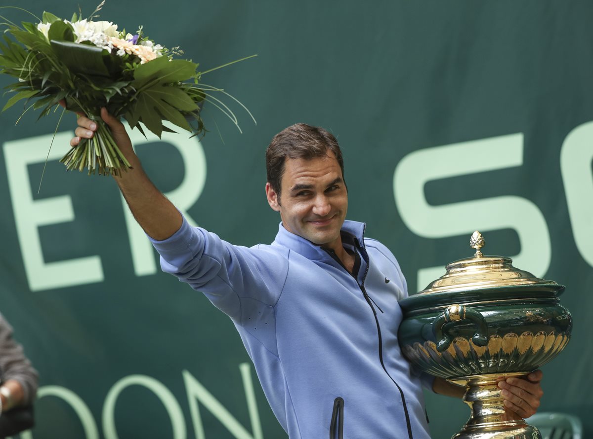 Así festejó Roger Federer, después de su última conquista, en Alemania. (Foto Prensa Libre: AP)