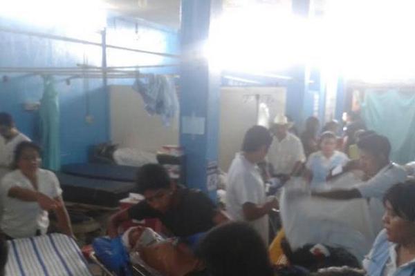Uno de los heridos en el accidente de tránsito en Nuevo Progreso recibe atención en el Hospital Regional de Coatepeque. (Foto Prensa Libre: Alexánder Coyoy) <br _mce_bogus="1"/>