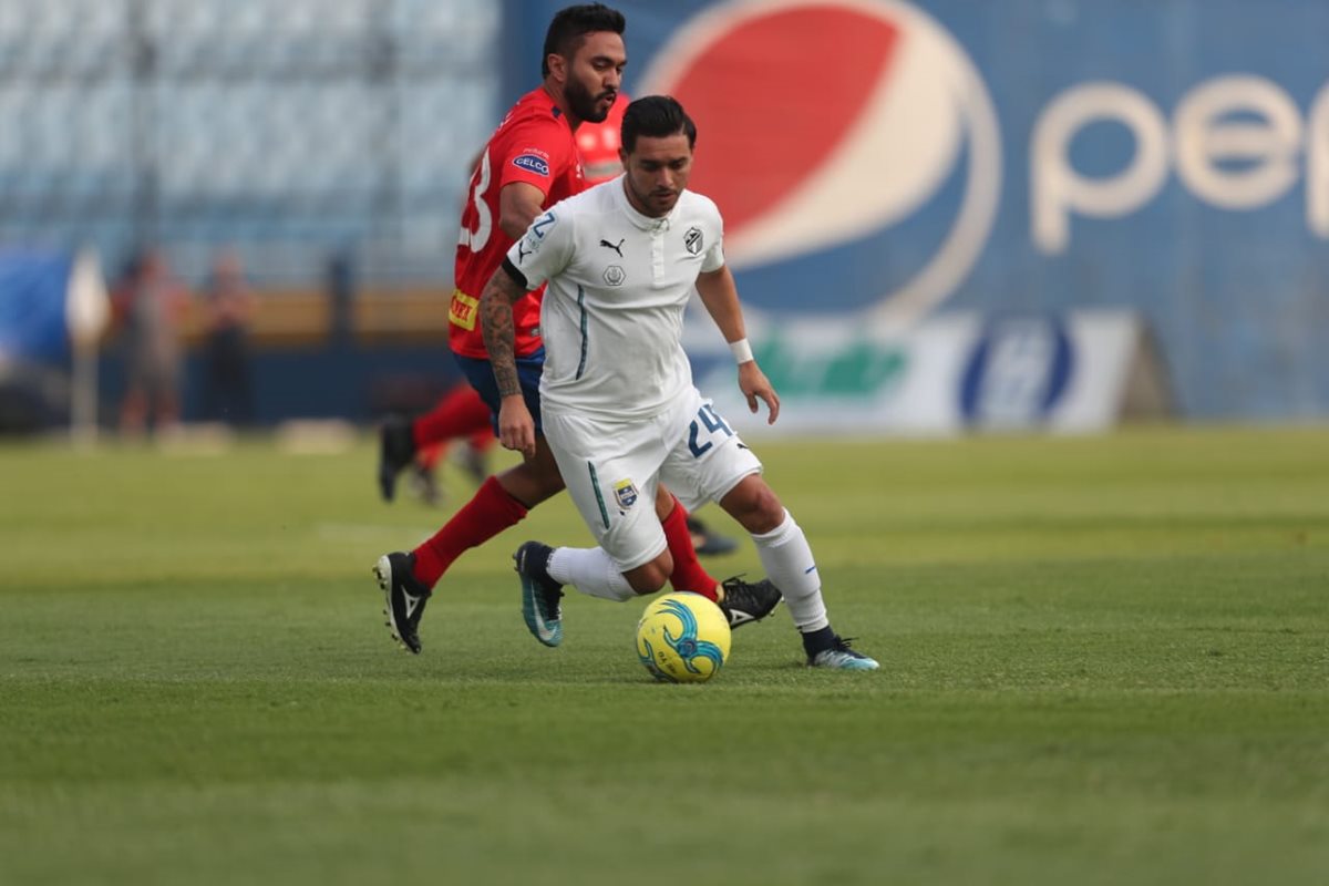 Carlos Kaminai Félix busca hacerse del balón. (Foto Prensa Libre: Francisco Sánchez)
