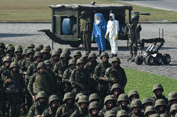 Efectivos de la Marina de Brasil participan en maniobras antiterrorista. (Foto Prensa Libre: AFP)