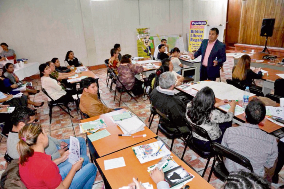 Propietarios  de negocios de Chimaltenango participan en taller de capacitación. (Foto Prensa Libre: José Rosales)