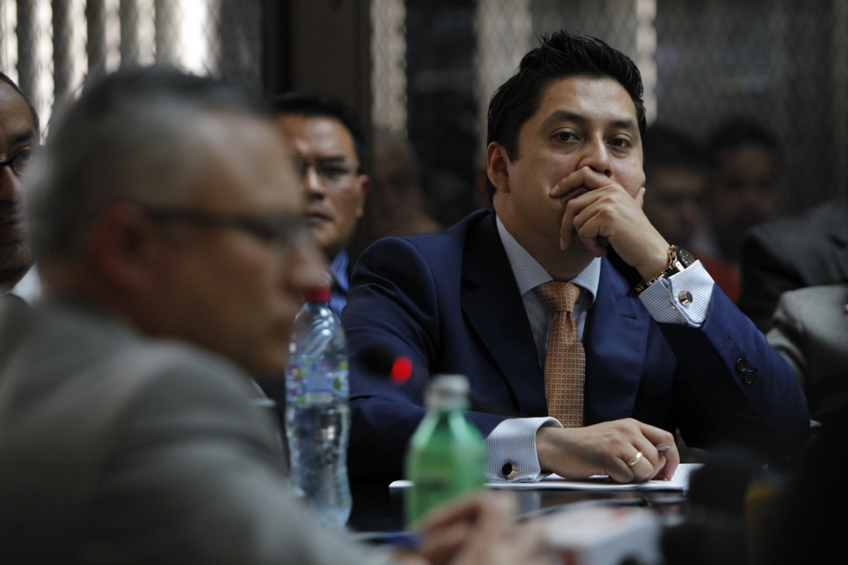 Mario Cano, defensor de Baldetti observa a Salvador González, alias Eco, mientras revela la existencia de las empresas de la exfuncionaria. (Foto Prensa Libre)