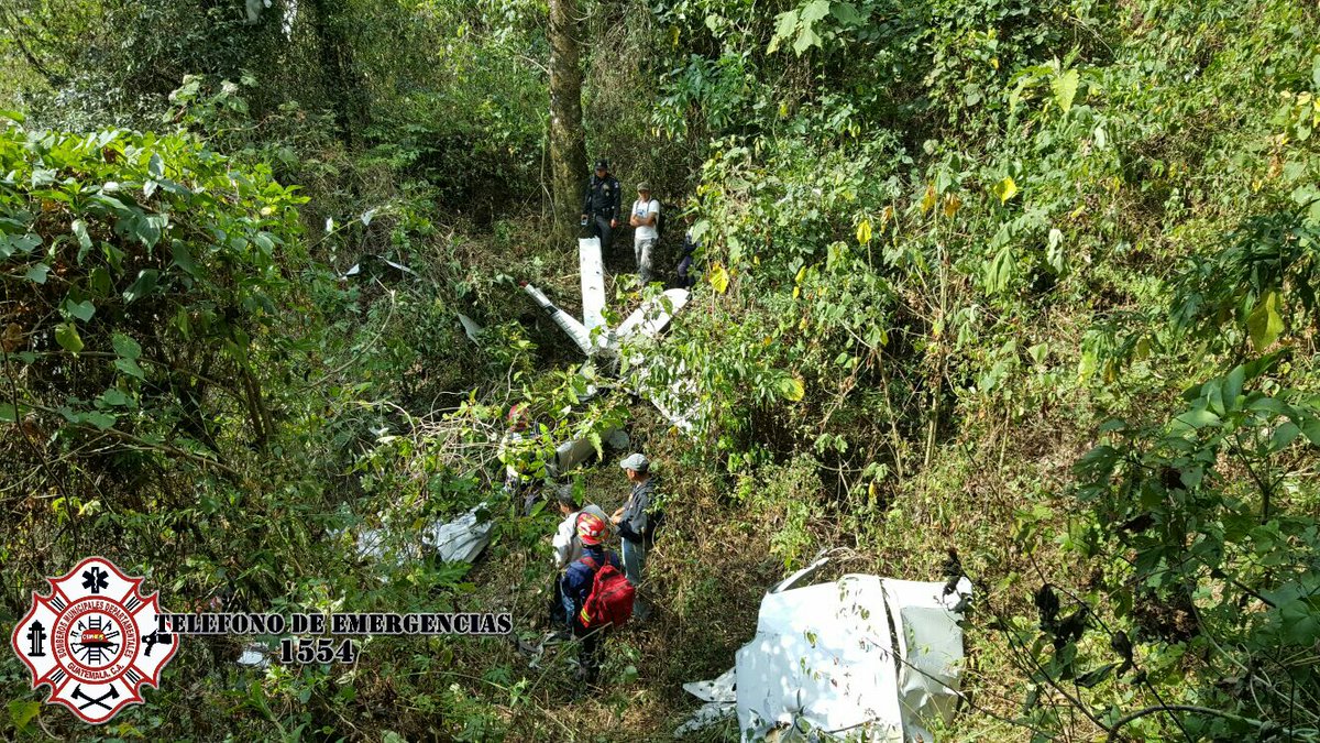 Aeronave en la que viajaba Johan Marckwordt es localizada destruida en el Volcán de Agua. (Foto Prensa Libre: Bomberos Municipales Departamentales)