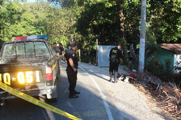 Un policía observa el  cadáver  de Esquivel.