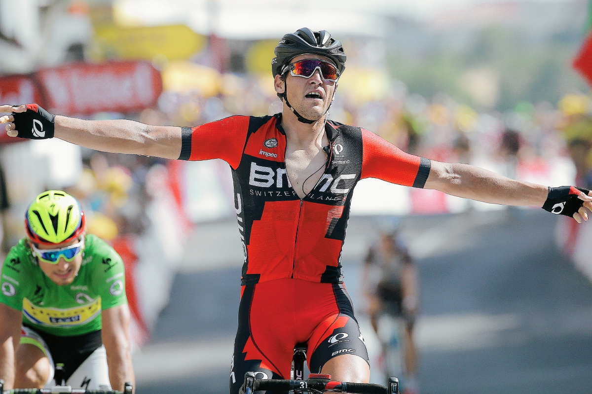 Greg van Avermaet levanta los brazos en señal de triunfo al ingresar a la meta. (Foto Prensa Libre: AFP)