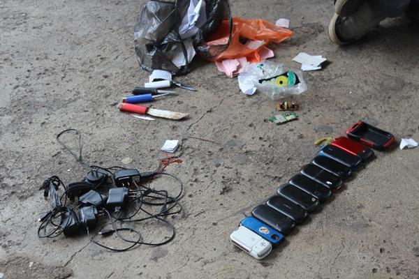 Este viernes se realizó una requisa en la cárcel de hombres de la ciudad de Jutiapa, donde se localizaron teléfonos celulares y otros objetos. (Foto Prensa Libre: Oscar González)<br _mce_bogus="1"/>