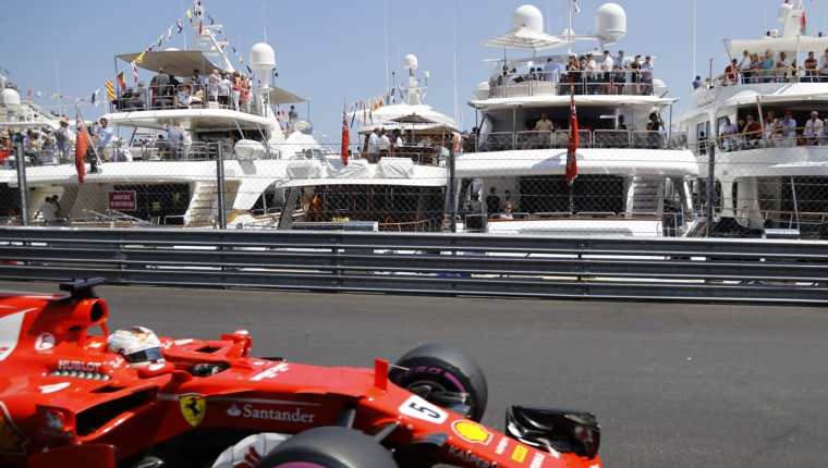 Sebastian Vettel, en acción, durante la competencia de este domingo en Mónaco. (Foto Prensa Libre: AP)