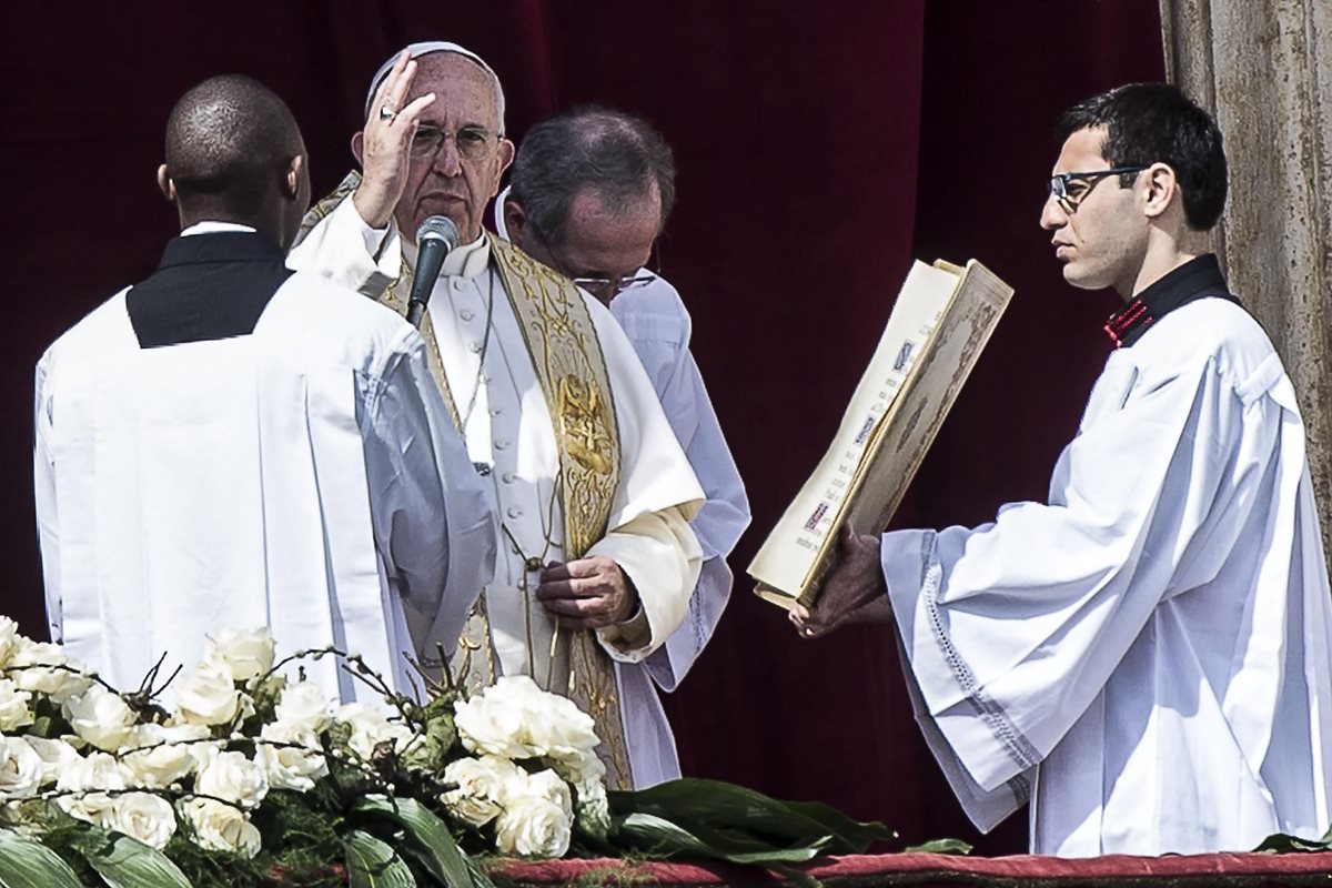 El papa Francisco imparte la bendición en la Plaza de San Pedro. (Foto Prensa Libre: EFE)