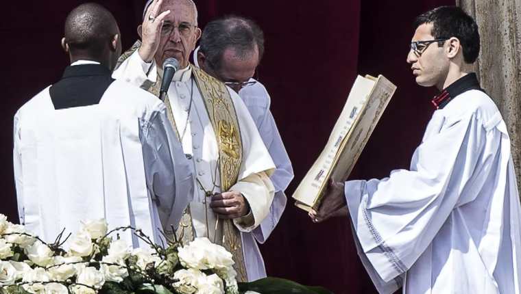 El papa Francisco imparte la bendición en la Plaza de San Pedro. (Foto Prensa Libre: EFE)