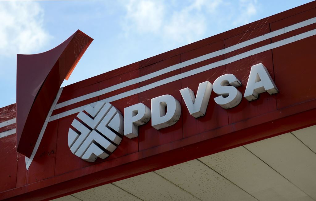 Imagen del logotipo de la petrolera estatal venezolana PDVSA, en una gasolinera en Caracas. (Foto Prensa Libre: AFP).