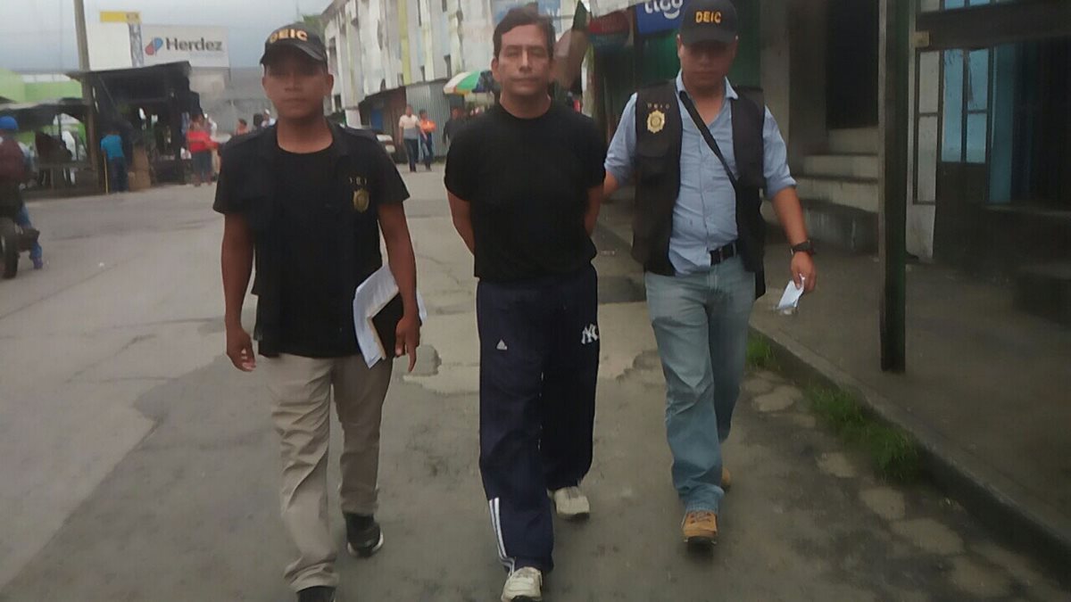 Saúl Waldemar Tahuite Ramírez al ser trasladado al juzgado de turno de Escuintla. (Foto Prensa Libre: PNC).