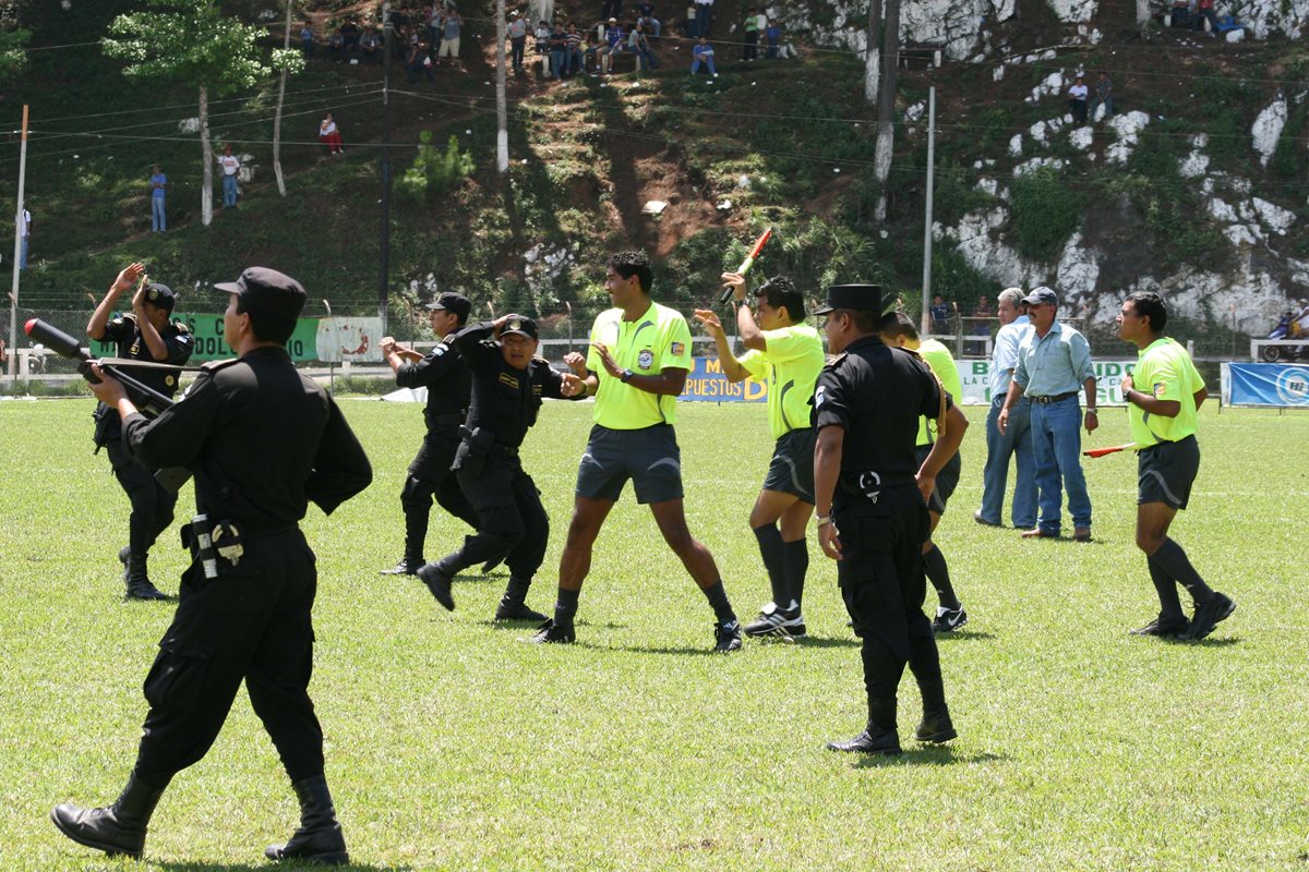 Órgano Disciplinario solicita las actas arbitrales originales de la agresión que se registró en el estadio Armando Barrillas. (Foto Prensa Libre: Hemeroteca PL)