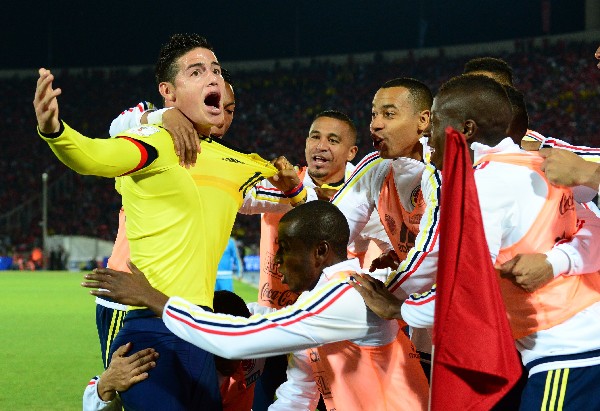 James celebra con sus compañeros el gol del empate de Colombia contra Chile. (Foto Prensa Libre: AFP)