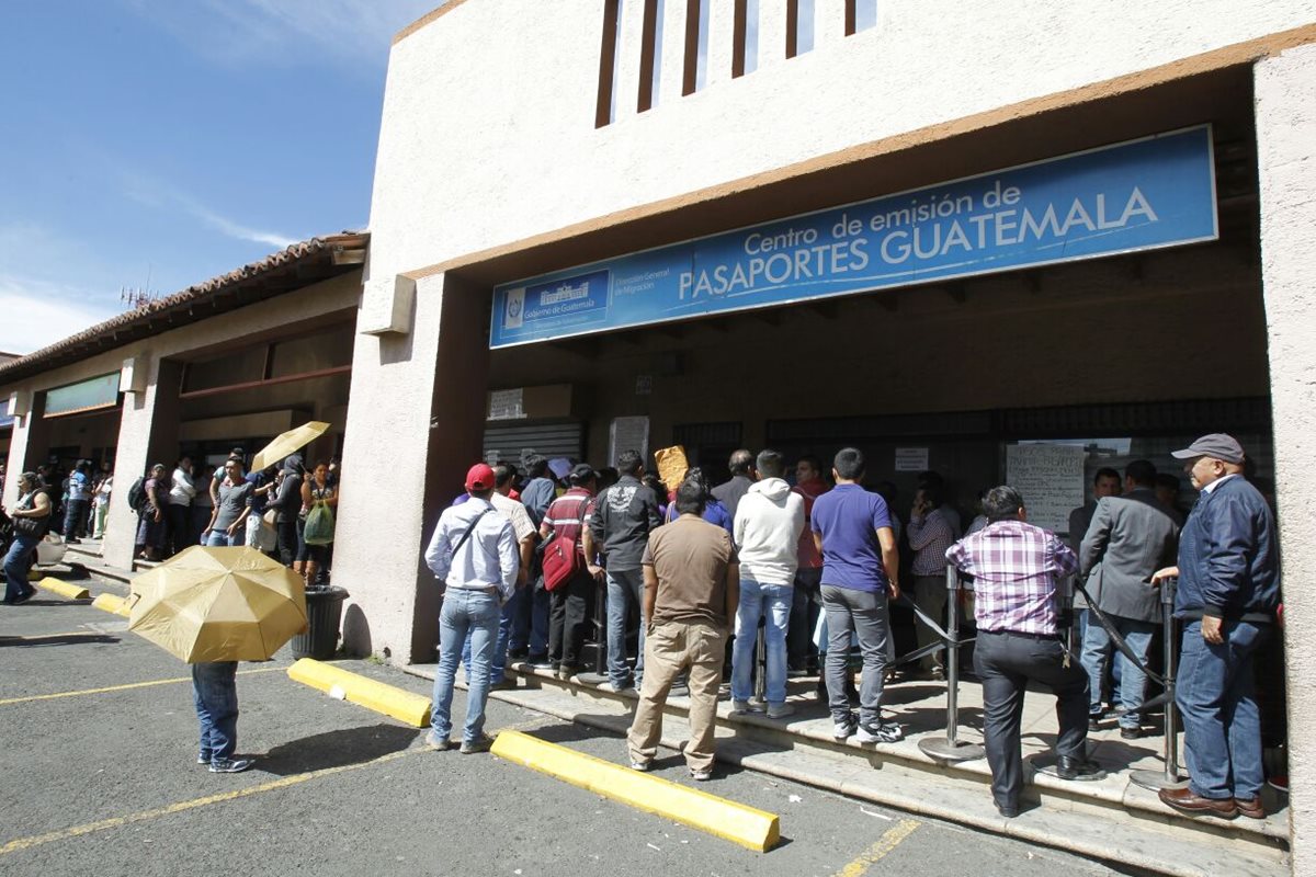 Cierran oficinas de emisión de pasaportes en la zona 4 capitalina, por fallas en el sistema. (Foto Prensa Libre: Paulo Raquec)