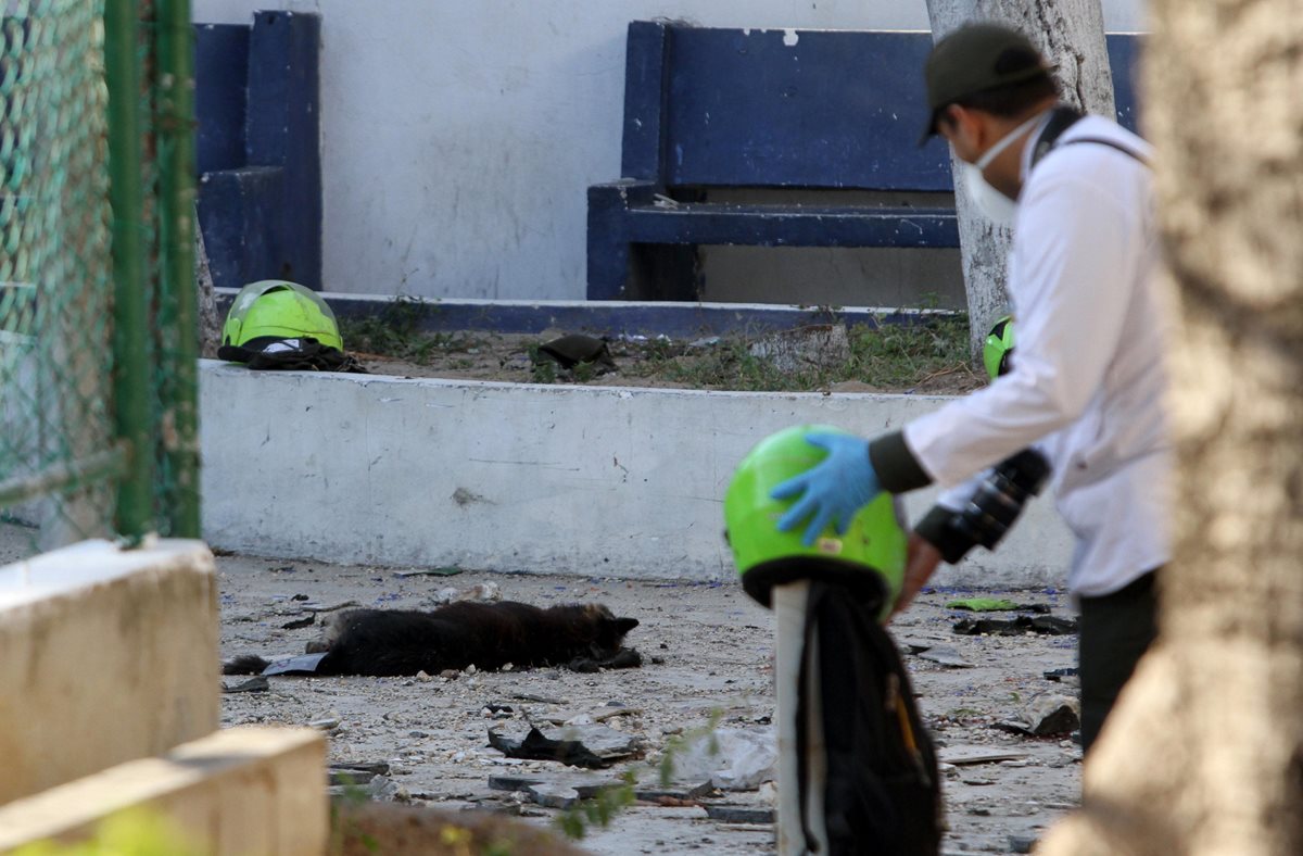 los policías estaban en cambio de turno cuando se activó un artefacto explosivo. (Foto Prensa Libre: EFE)