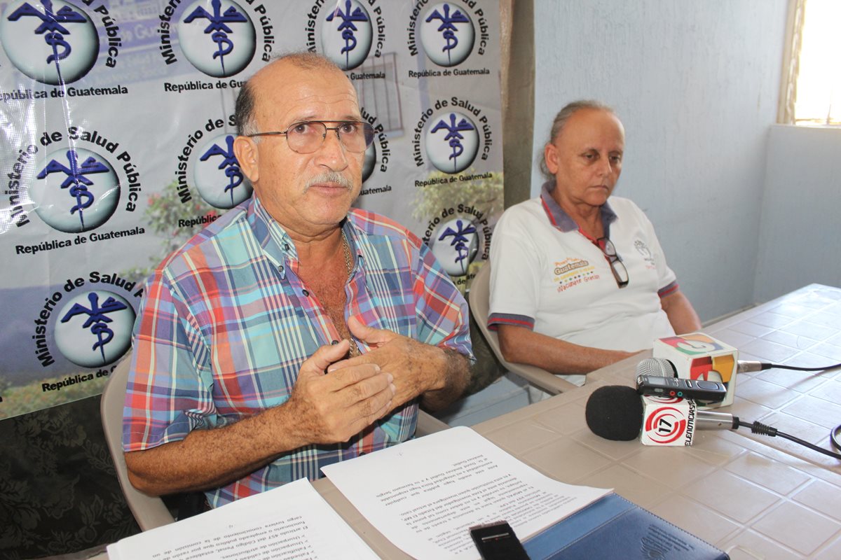 Eduardo Aguilar, director del Área de Salud en Jutiapa, explica problemática. (Foto Prensa Libre: Óscar González).