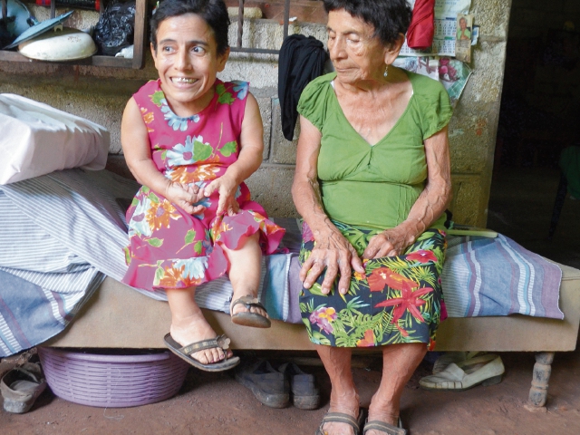 Silvia López y su madre, en su vivienda, en Champerico, Retalhuleu.