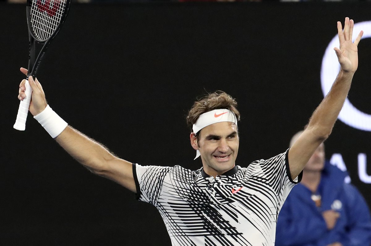 El suizo Roger Federer celebra después de superar al alemán Mischa Zverev para avanzar a las semifinales del Abierto de Australia. (Foto Prensa Libre:AP)