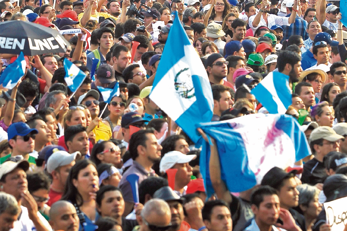 El movimiento ciudadano recibió muchos adjetivos, entre ellos, la primavera y la nueva revolución. Además, el azul y blanco en el vestuario y las banderas de los manifestantes hizo ver la ausencia de política en las movilizaciones masivas a la Plaza de la Constitución.