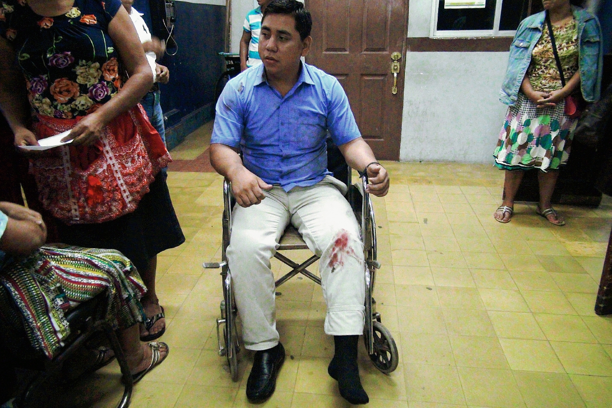 El motorista Mynor Oliva, quien resultó herido en un percance vial, recibe atención en el Hospital Nacional de Mazatenango. (Foto Prensa Libre)