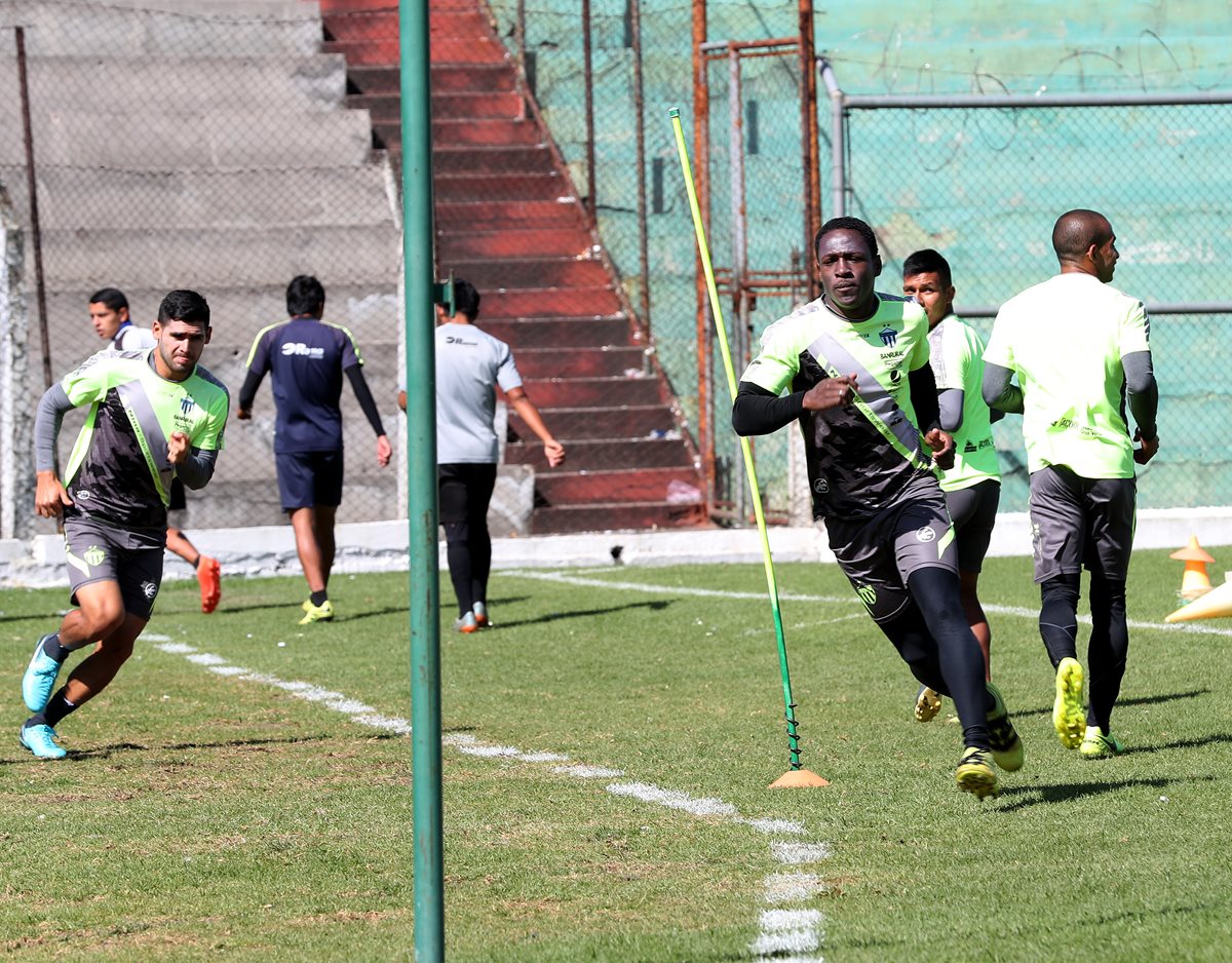 El futbolista colombiano Roberto Carlo Peña es uno de los referentes de la nueva etapa de Antigua GFC, que ayer se ejercitó en el estadio Pensativo para preparar la final de ida contra Municipal, el próximo jueves, en el estadio Doroteo Guamuch Flores. (Foto Prensa Libre: Edwin Fajardo)