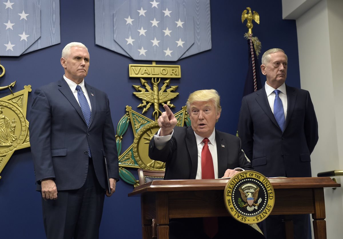 El presidente de EE. UU., Donald Trump (al centro), durante su visita al Pentágono. (Foto Prensa Libre: AP).