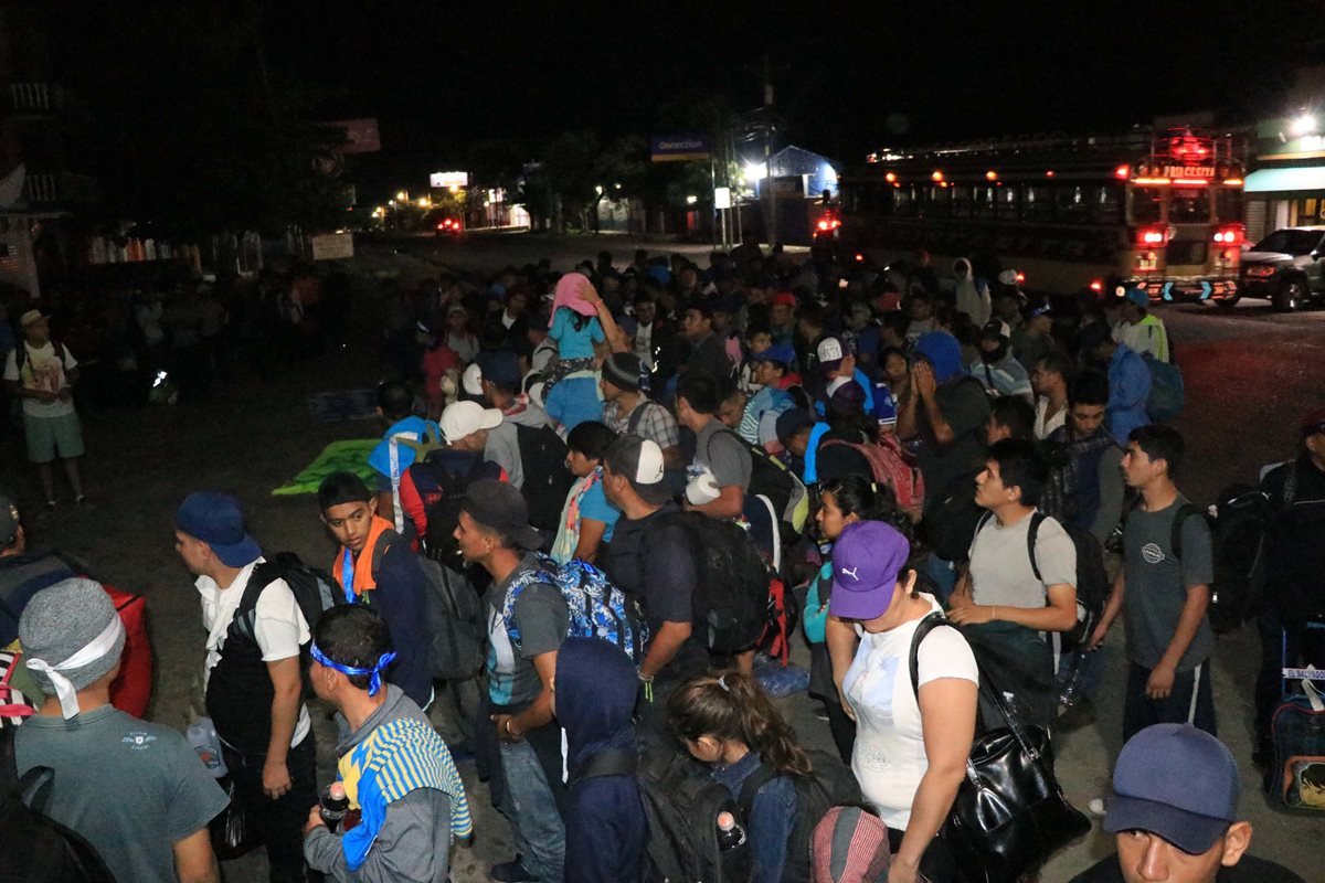 Salvadoreños fueron organizados por lí­deres de la caravana previo a reanudar su viaje, por la Costa Sur, con rumbo a México. (Foto Prensa Libre: Enrique Paredes)
